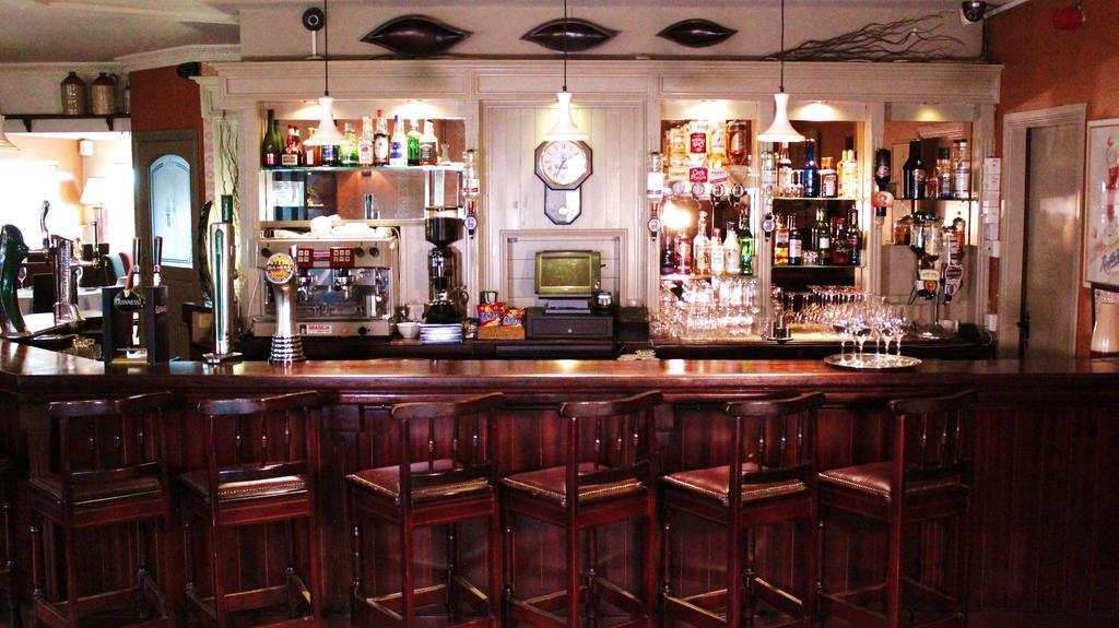 טראלי Keanes Of Curraheen, Bar, Restaurant & Accommodation מראה חיצוני תמונה